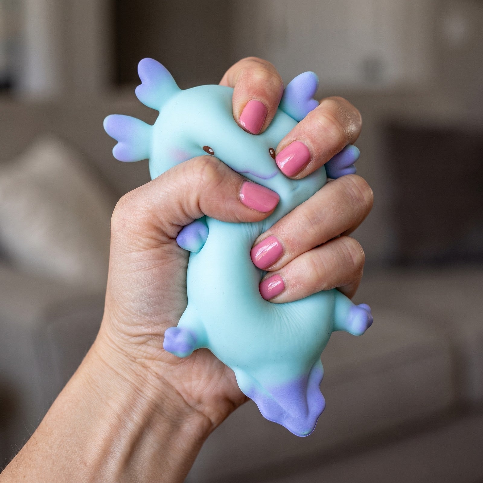 Squishy Axolotl Bleu pressé dans la main