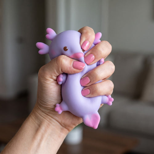 Squishy Axolotl Violet pressé dans la main