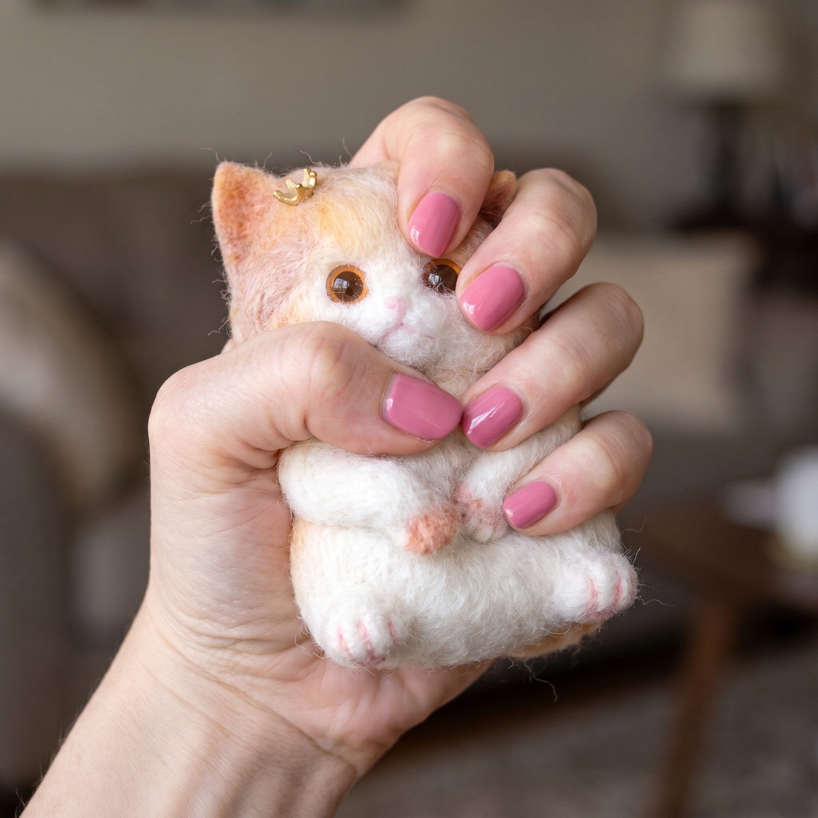 Squishy Chat Kawaii Couronne pressé dans la main