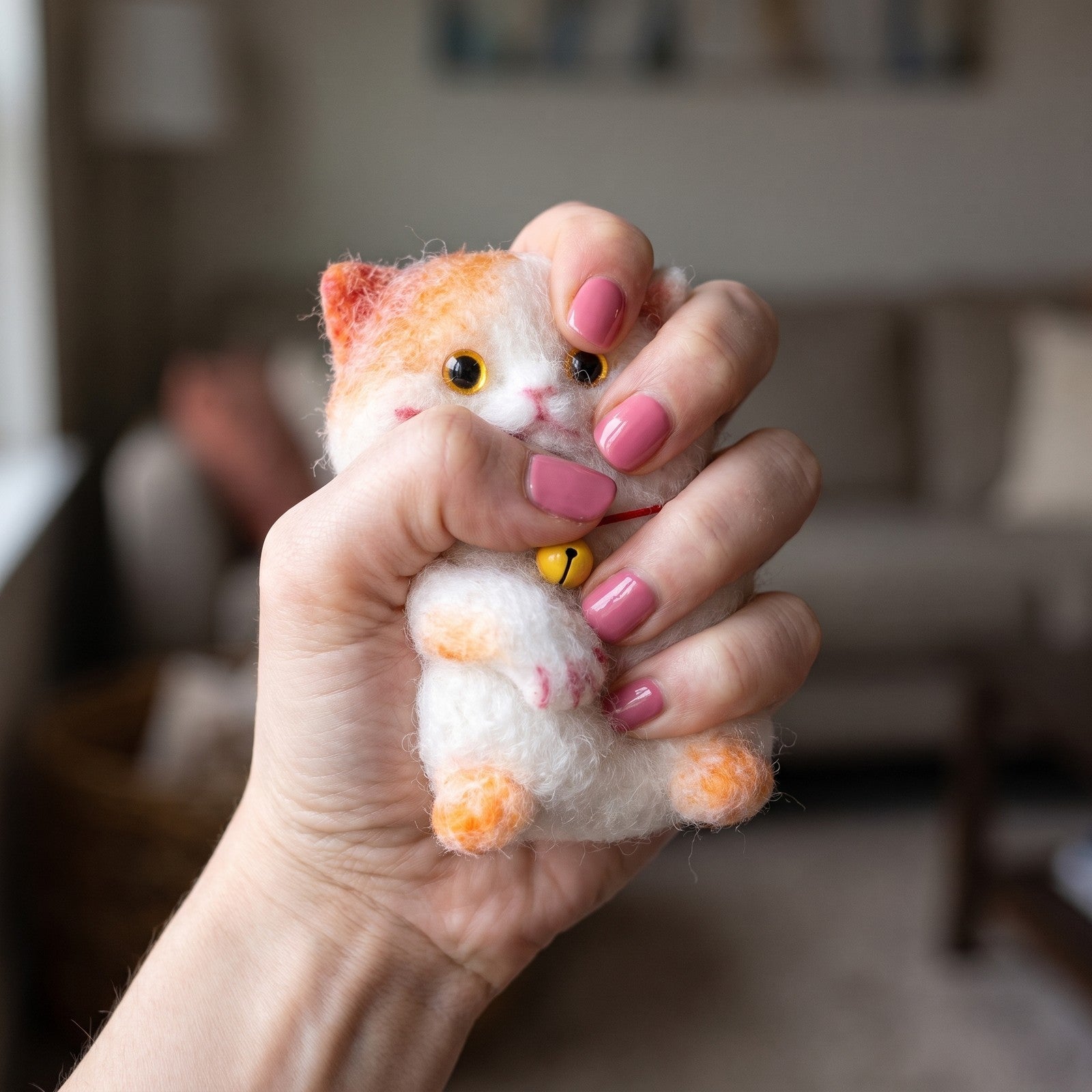 Squishy Chat Kawaii Roux pressé dans la main