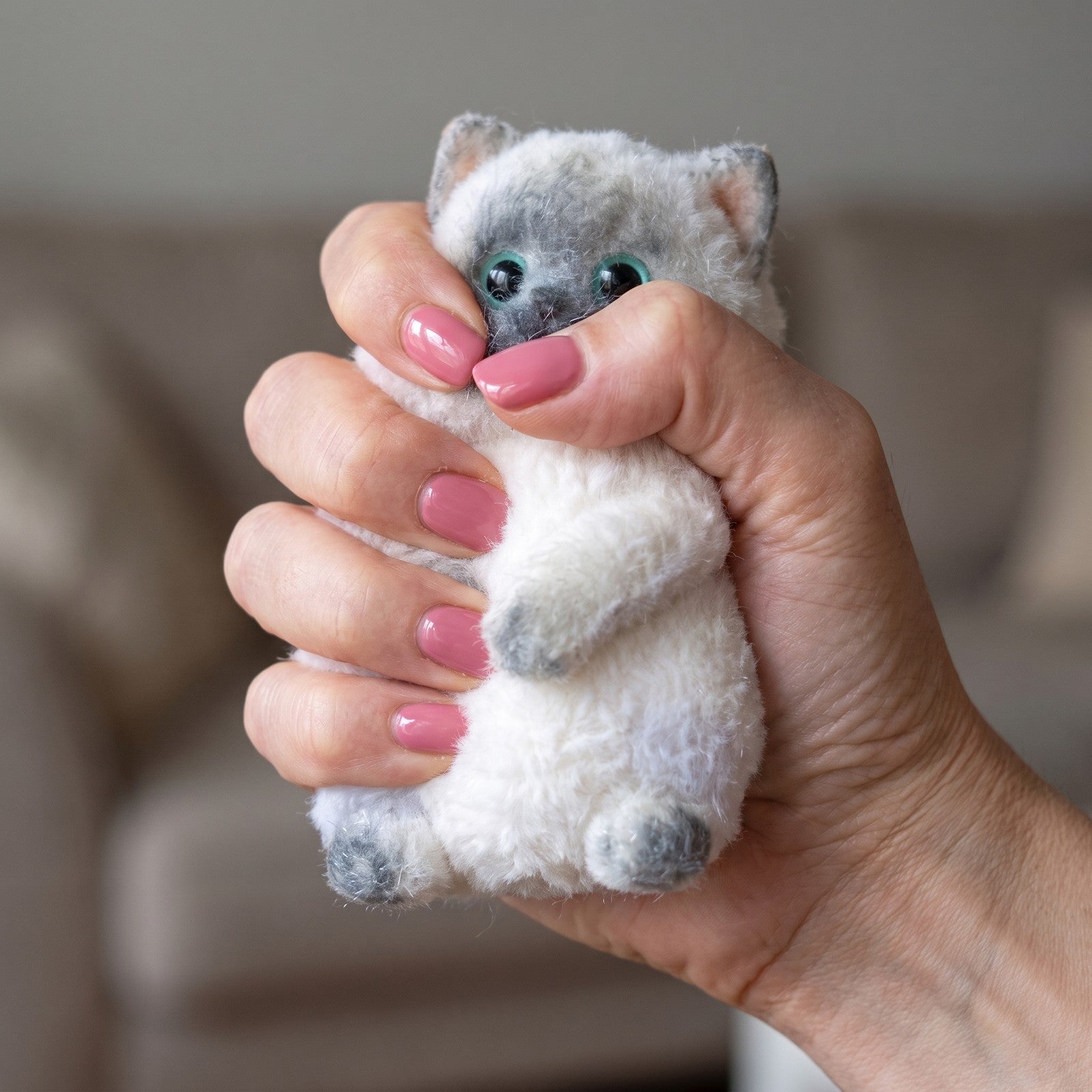 Squishy Chat Kawaii Siamois pressé dans la main