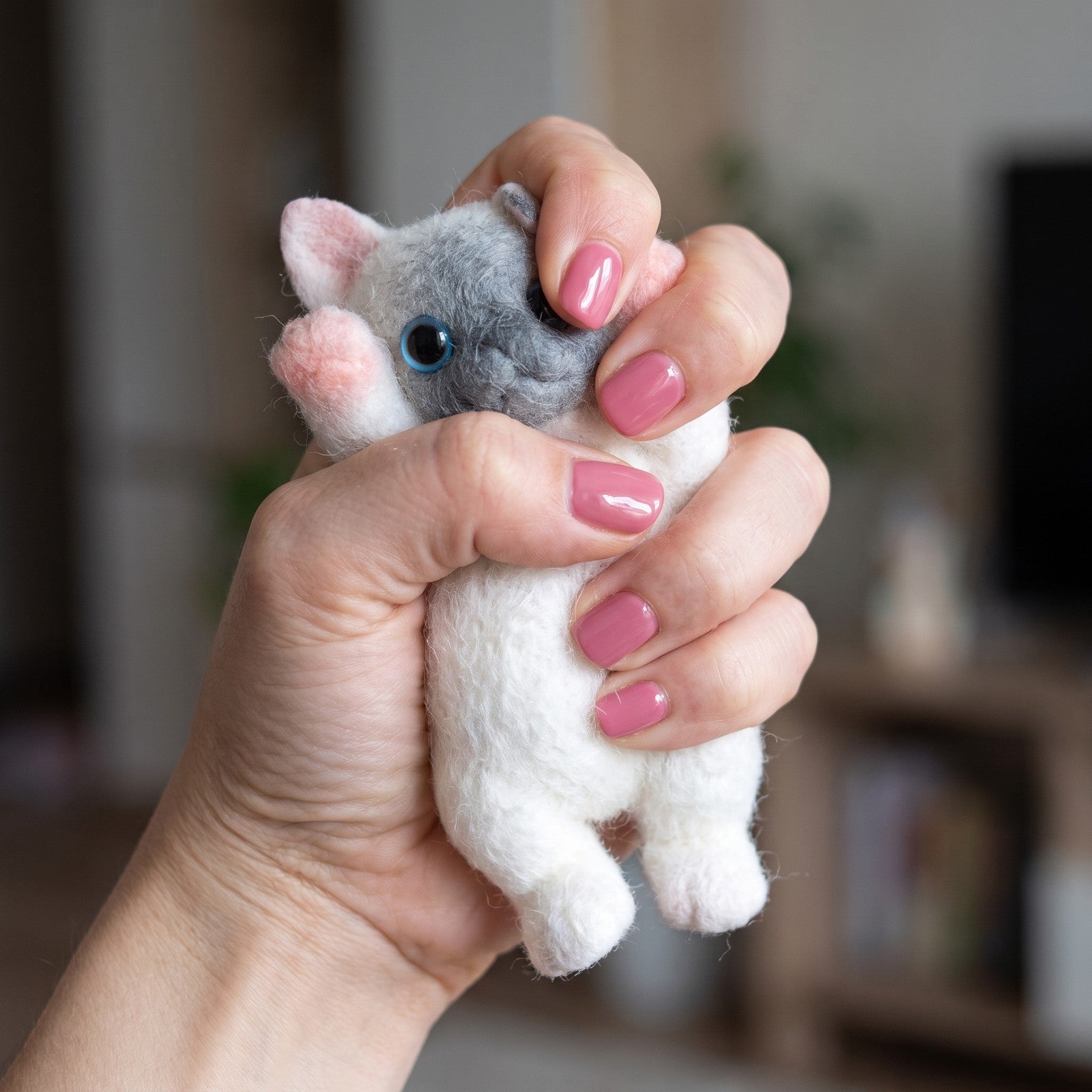 Squishy Chat Réaliste 13cm Blanc pressé dans la main