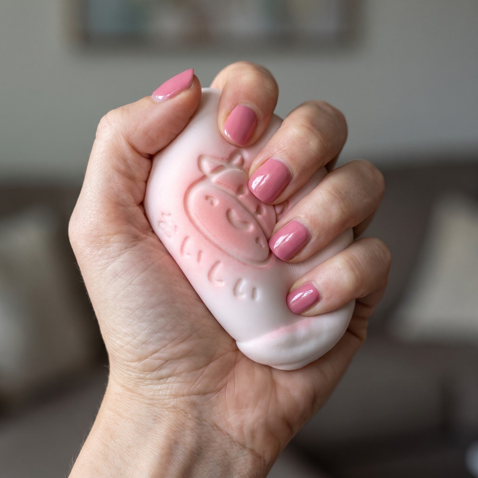 Squishy Pain au Lait Violet pressé dans la main