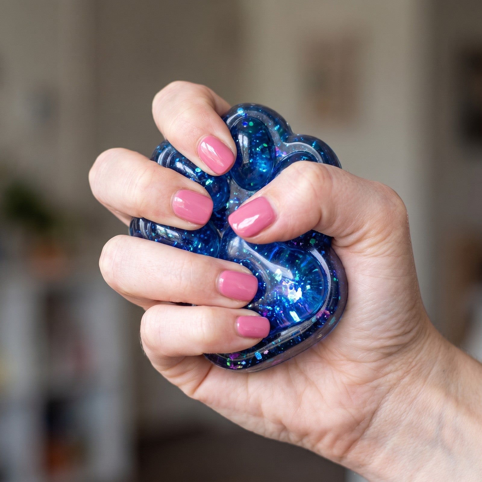 Squishy Patte de Chat Bleu pressée dans la main