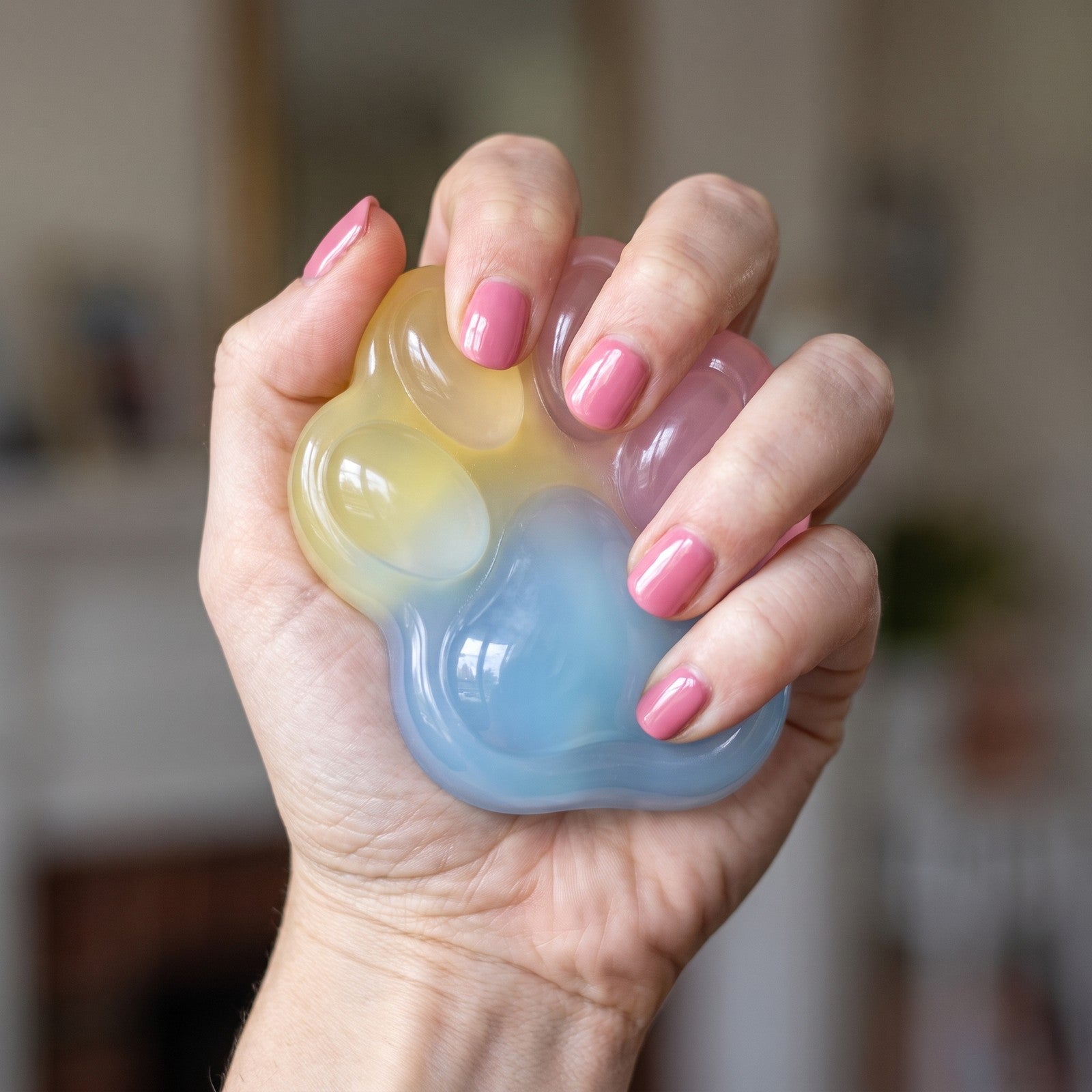 Squishy Patte de Chat Multicolore Pastel pressée dans la main