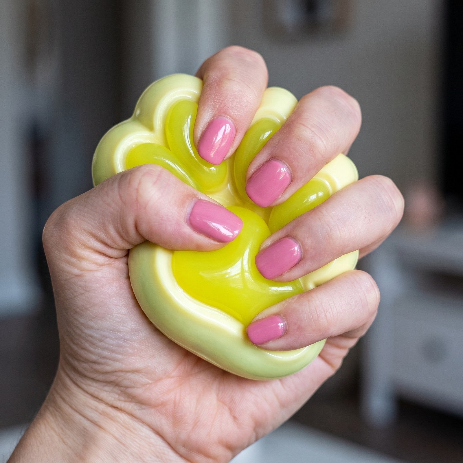 Squishy Patte de Chat Vert pressée dans la main